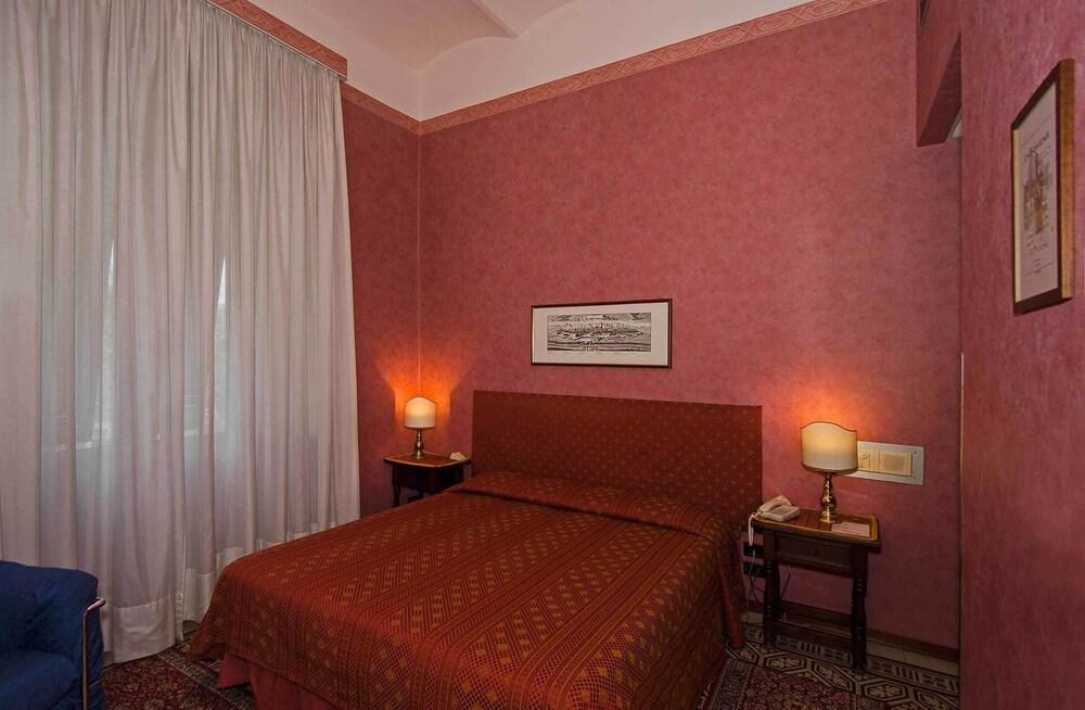 Hotel Rex Lucca Bagian luar foto