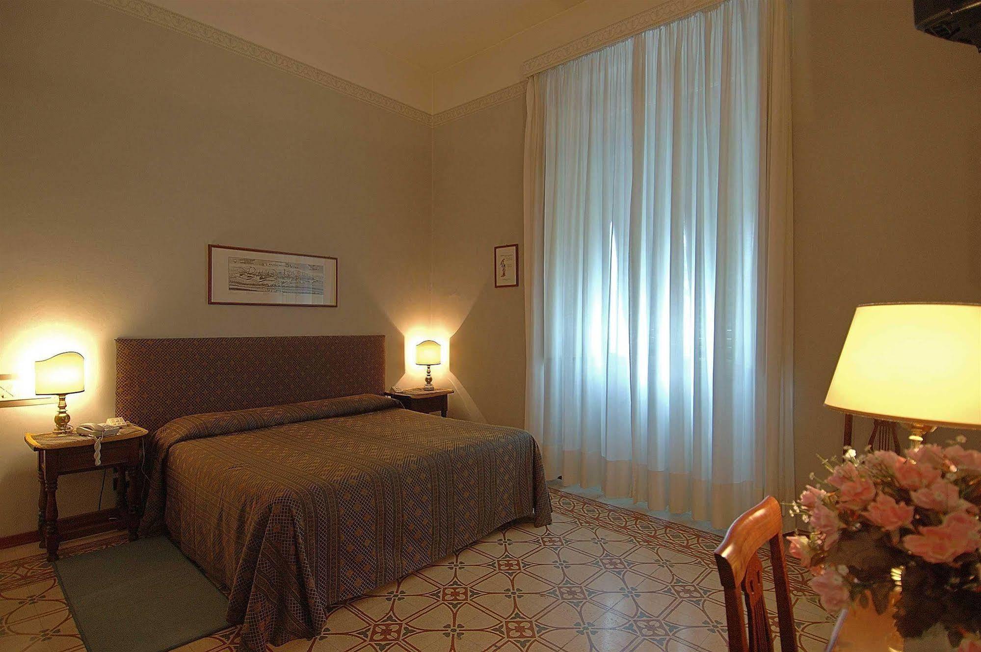 Hotel Rex Lucca Bagian luar foto